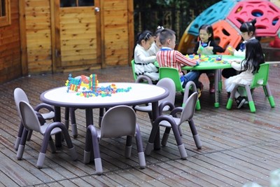 Kids table and chair 001